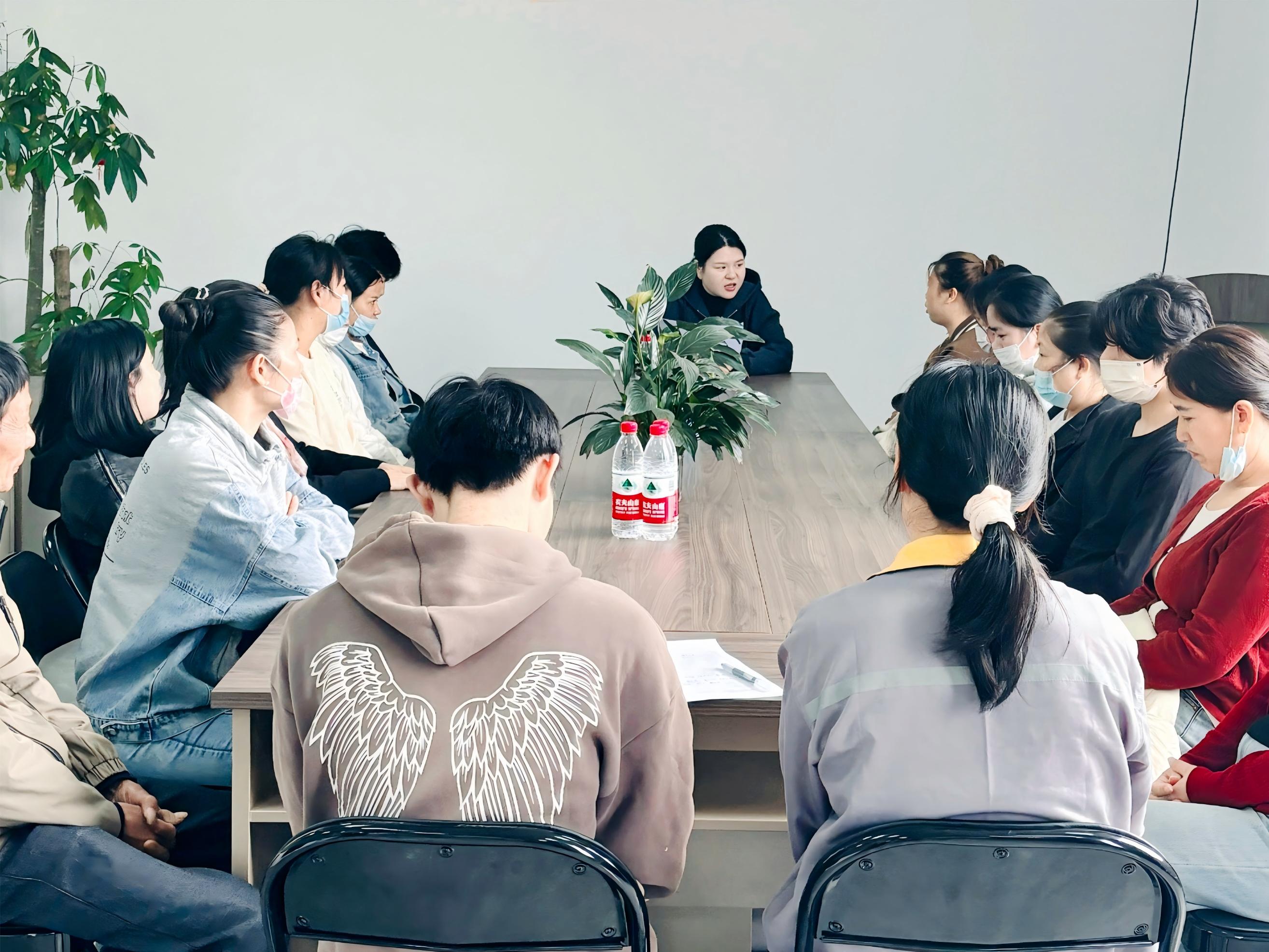 Šanghajská hedvábná optická technologie podporuje inovace a dialog na sympoziu vynikajících zaměstnanců